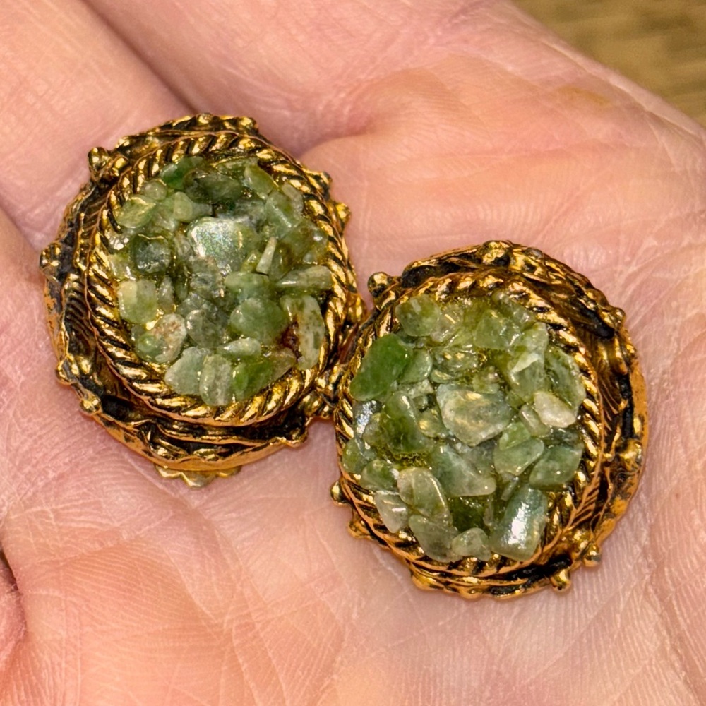 Round Green Jade Pebble Chip Inlay Mosaic Gold Tone Clip On Earrings Vintage